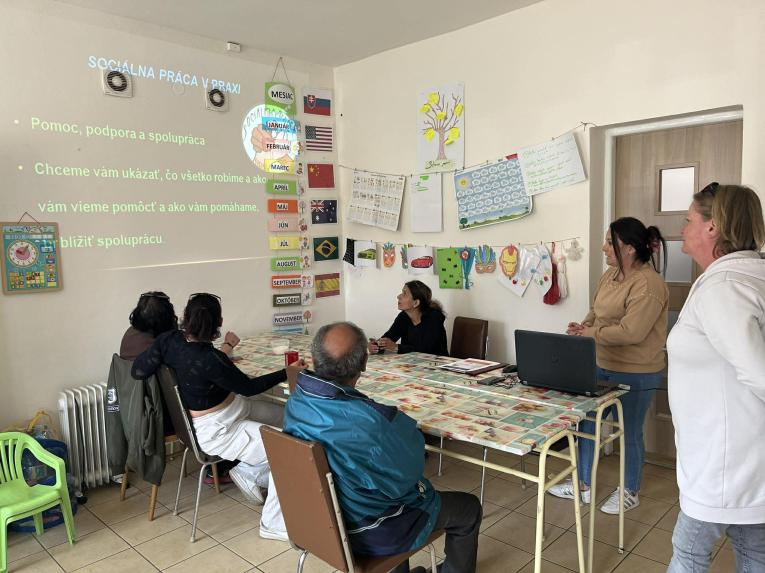 Sociálne pracovníčy s&nbsp;klientmi